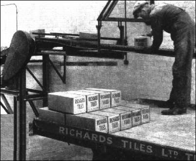 Loading lorry from the belt conveyor