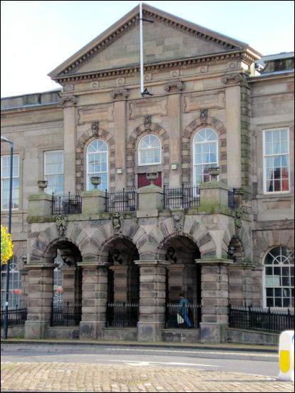 Central single-storeyed porte-cochere of one bay. 