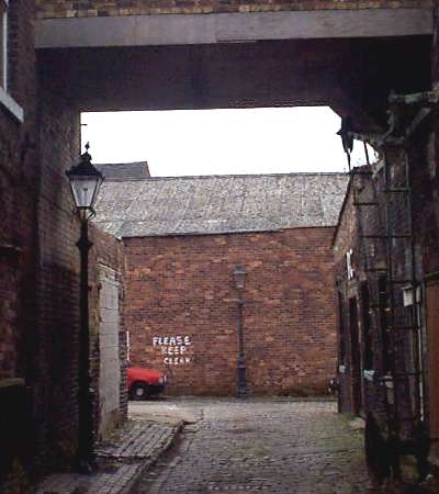 Short passage-way in front of the pottery and running between Short Street and Chelson Street.