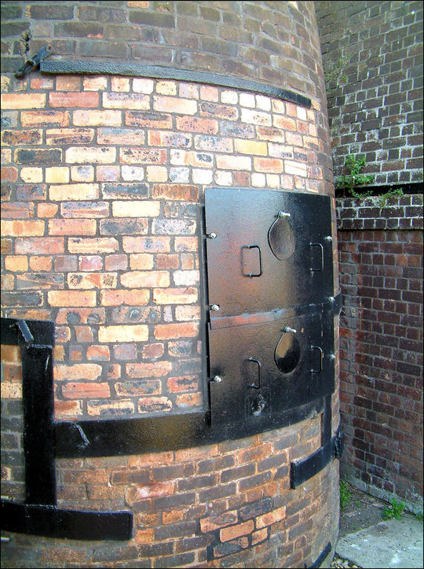 the steel 'bonts' strengthen the oven as it expands and contracts during the firing 