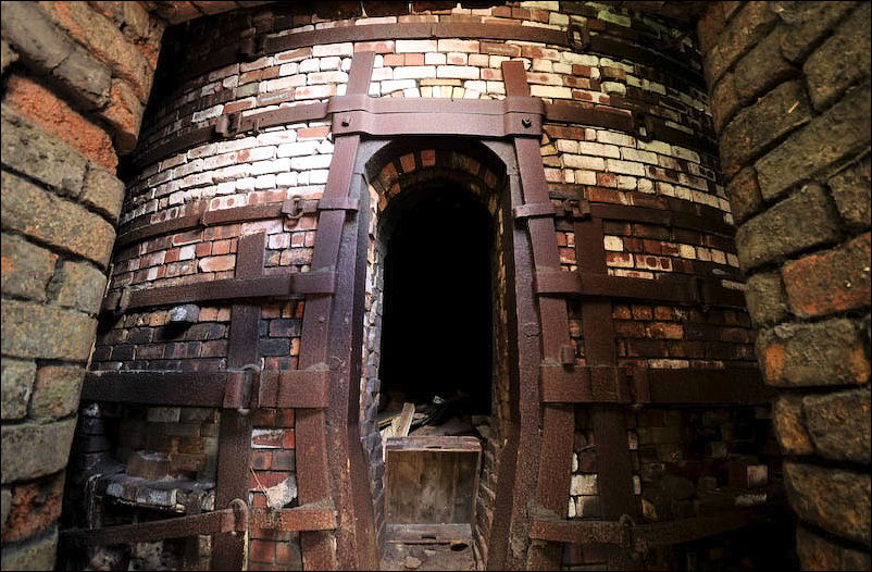 Potters updraught oven with squat circular hovel at Weatherby Falcon Works - built 1906